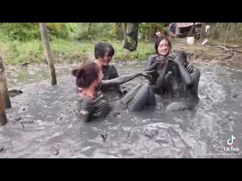aksi lucu para gadis gadis cantik panjat pinang di lumpur
