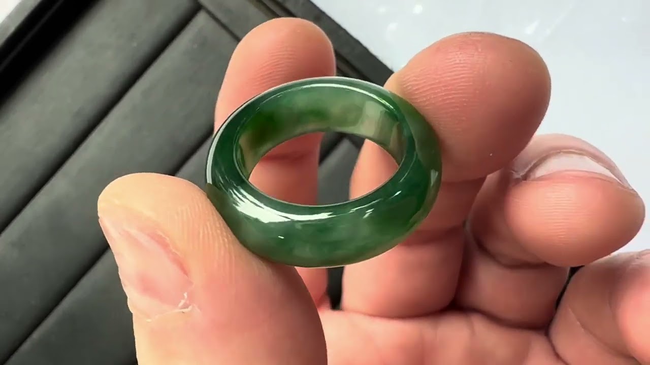 ろうかん翡翠くりぬきリング 深い森 – 翡翠市場からの便り