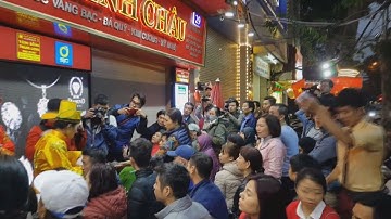 Dân Hà Nội xếp hàng từ 1h sáng mua vàng ngày vía Thần tài