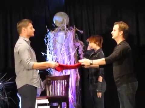 Supernatural Burcon 2013 - რიჩარდ სპეიტი გადასცემს სპორტულ შორტებს ჯენსენ ეკლზს
