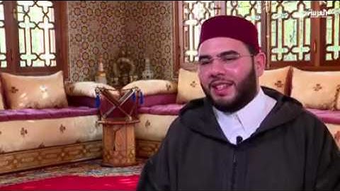 مقرئ مغربي يقلد تلاوة الشيخ السديس للقرآن