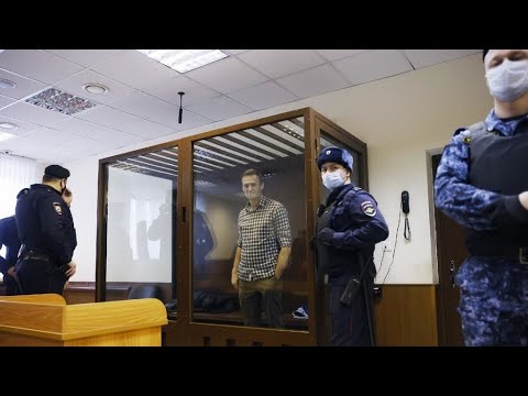 Doble condena para Alexéi Navalny: difamación y violación de libertad condicional