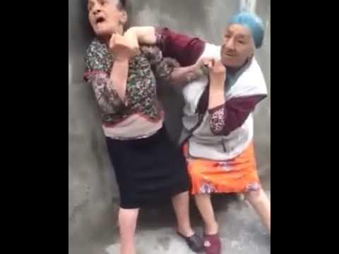 два бабушки дерутся - YouTube