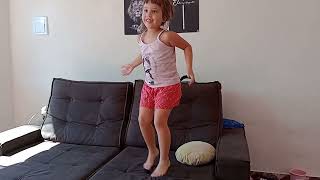 Sophia Kids Dançando Funk Infantil. Mexe Bracinhos, Pernas E Roda Roda. Música De Criança Animada.