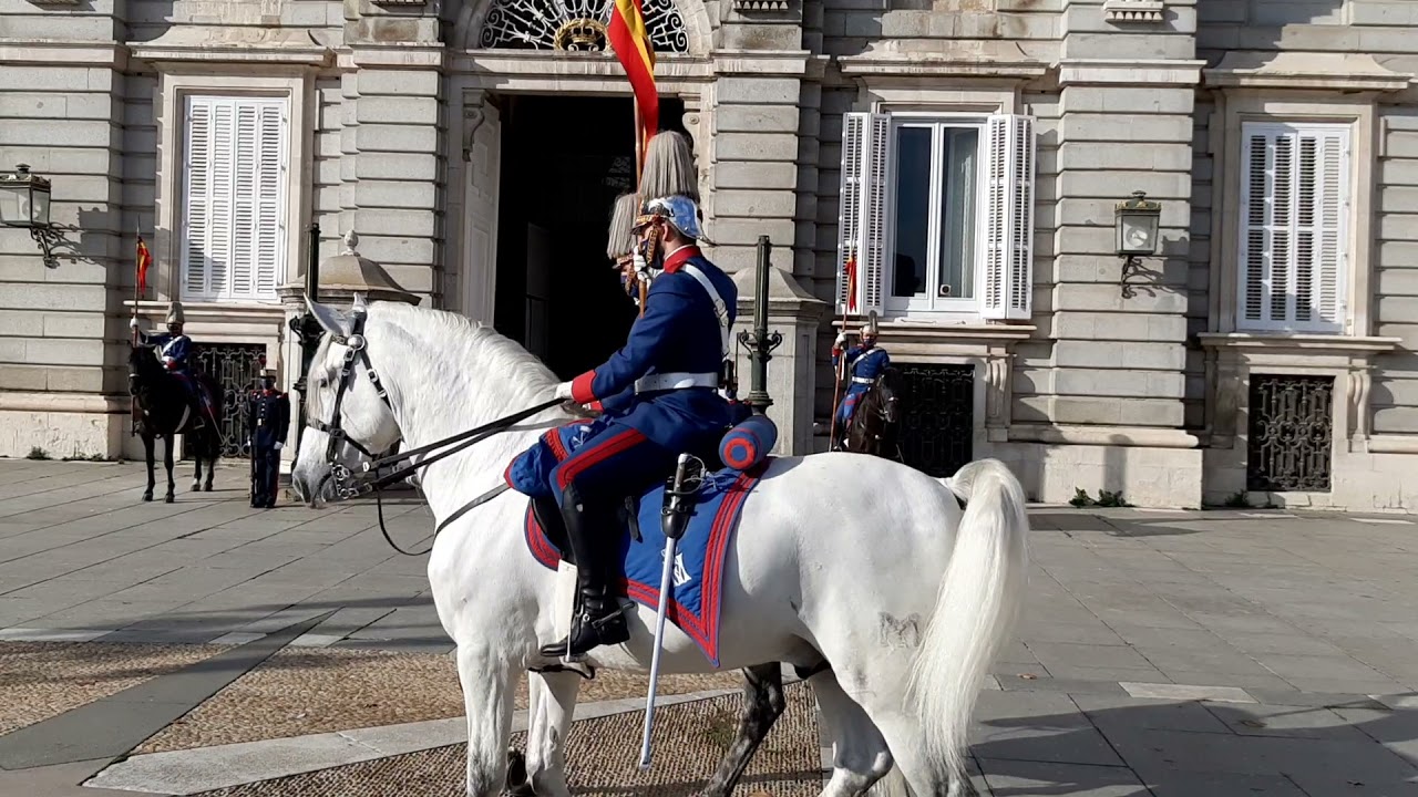 CAMBIO DE GUARDIA PALACIO REAL DE MADRID, (Relevo Guardia Real) caballos pura raza española.