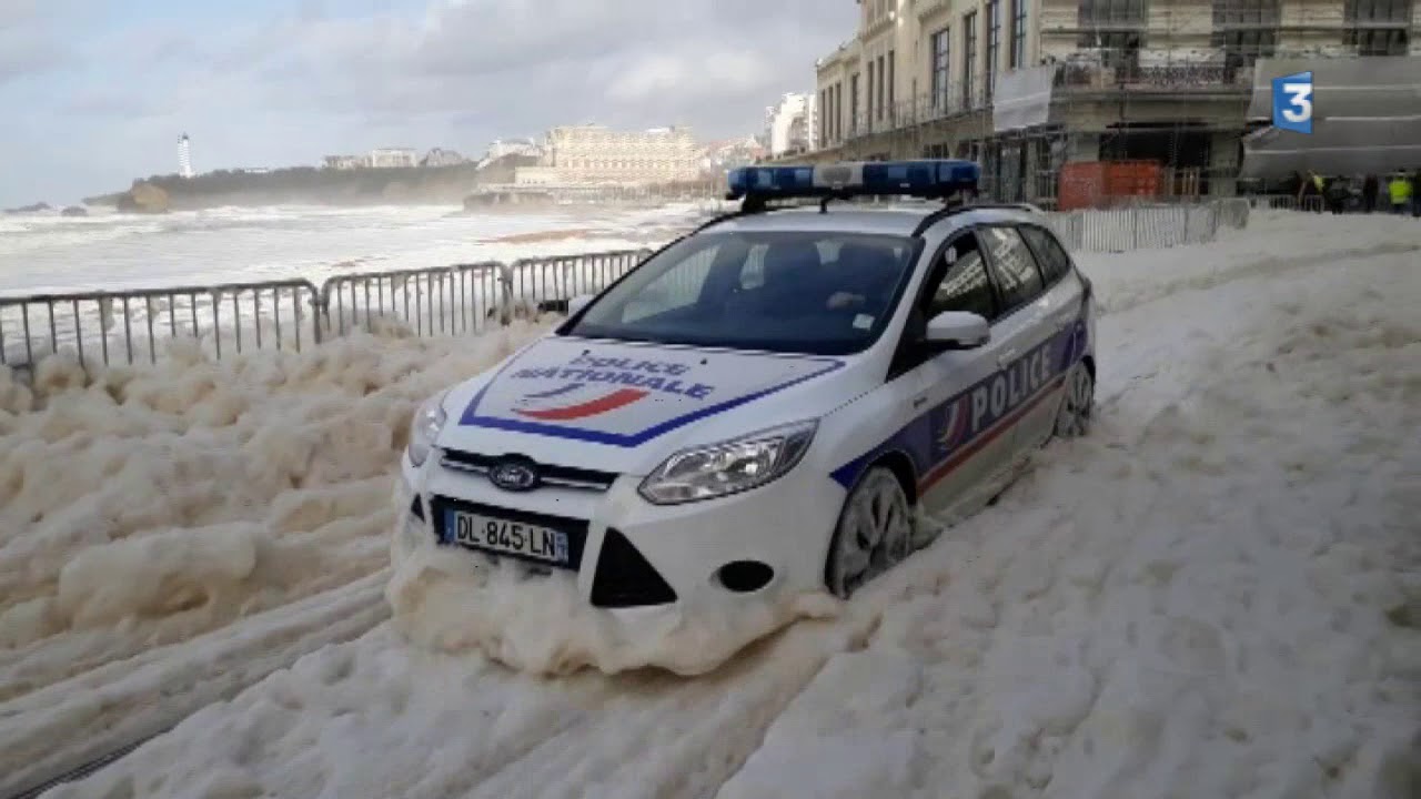 Impressionnantes vagues de mousse à Biarritz écume de mer (© Surfing Biarritz)
