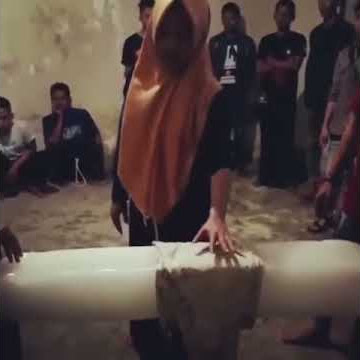 ATRAKSI PECAH ES BATU OLEH CEWEK PSHT