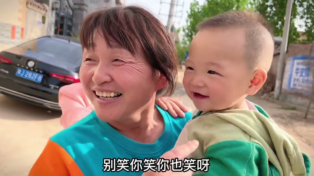 瑞瑞偷偷给小董买身衣服，小董竟然不喜欢！瑞瑞：全是发型惹的祸#小董家里事 #宅家抖出美好生活 #vlog十亿流量扶持计划