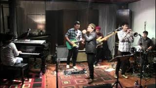 Tompi - Cinta yang Kucari ~ Salakah @ Mostly Jazz 17/02/12 [HD]