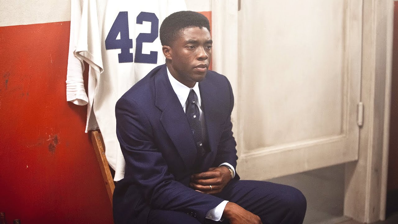 美国棒球规定，所有球员永久不准穿42号球衣，原因就是这个男人，3万人打出8.1高分，22分钟看完2013年真实事件改编传记电影《42号传奇》