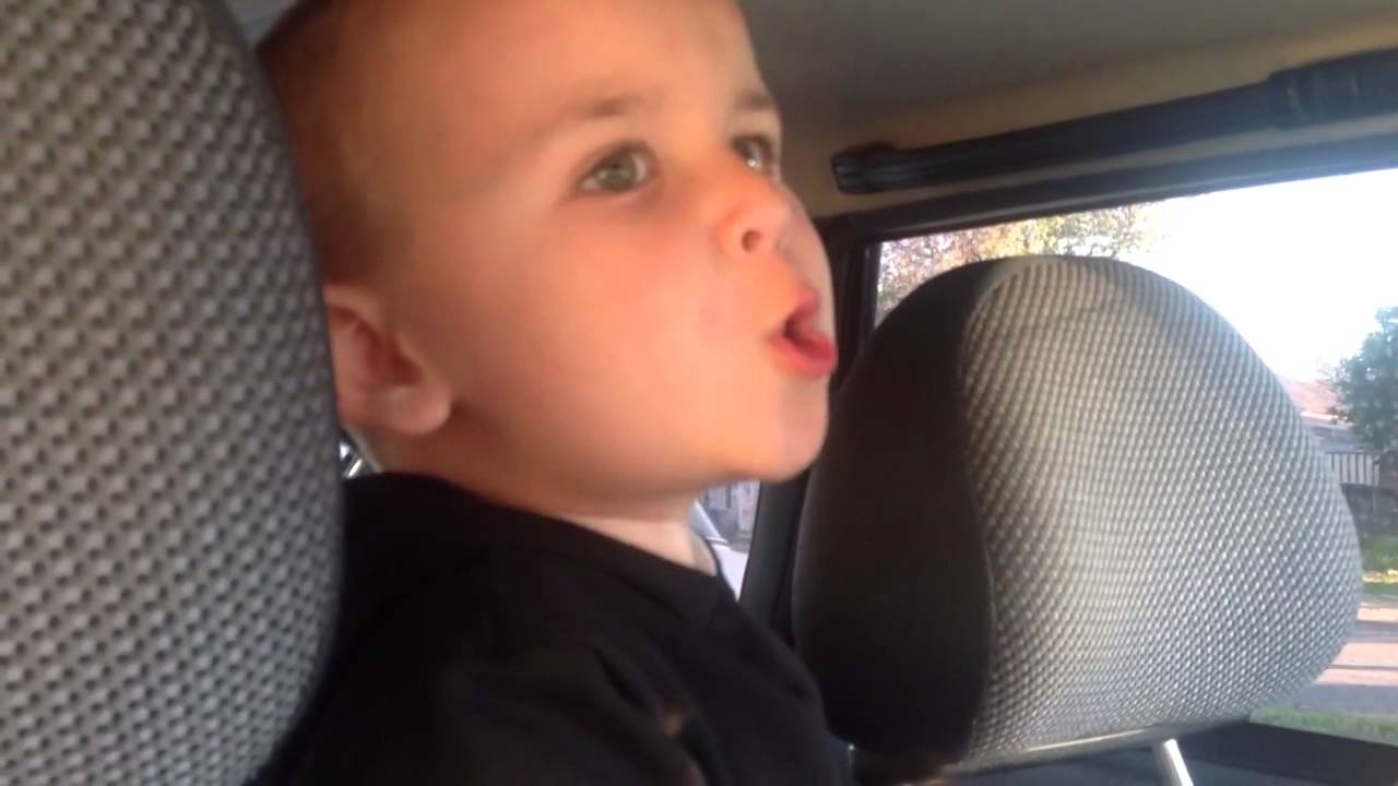 Песни мальчик на машине. Мальчик поет в машине. Мальчик поет напкиз в машине. Дети поют в машине. Малыш поёт в машине.