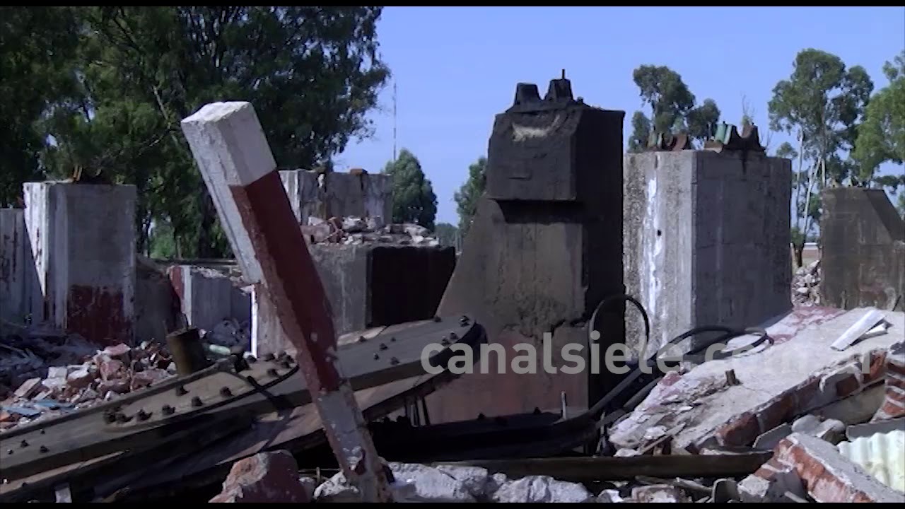 Se salvó de milagro: Un barril gigante le cayó encima y terminó internado