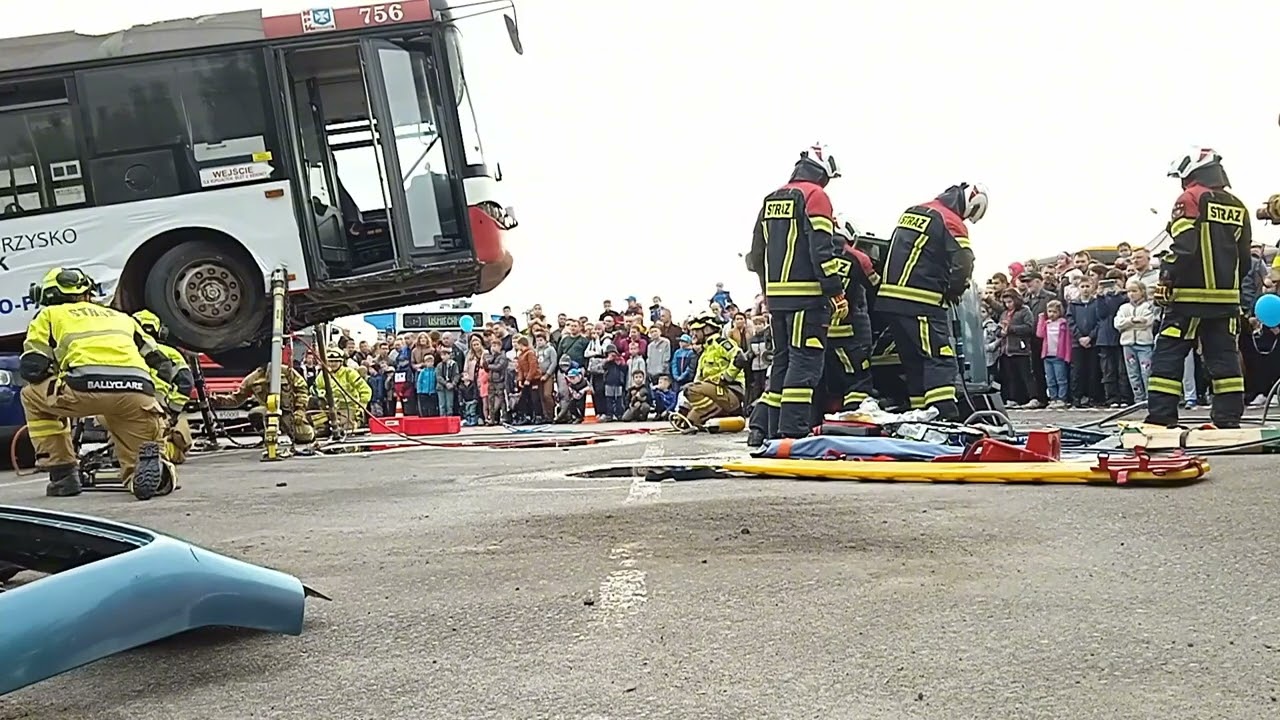 I Zlot Zabytkowych Autobusów w Rzeszowie - Pokaz Akcji Ratowniczej - Video 1.