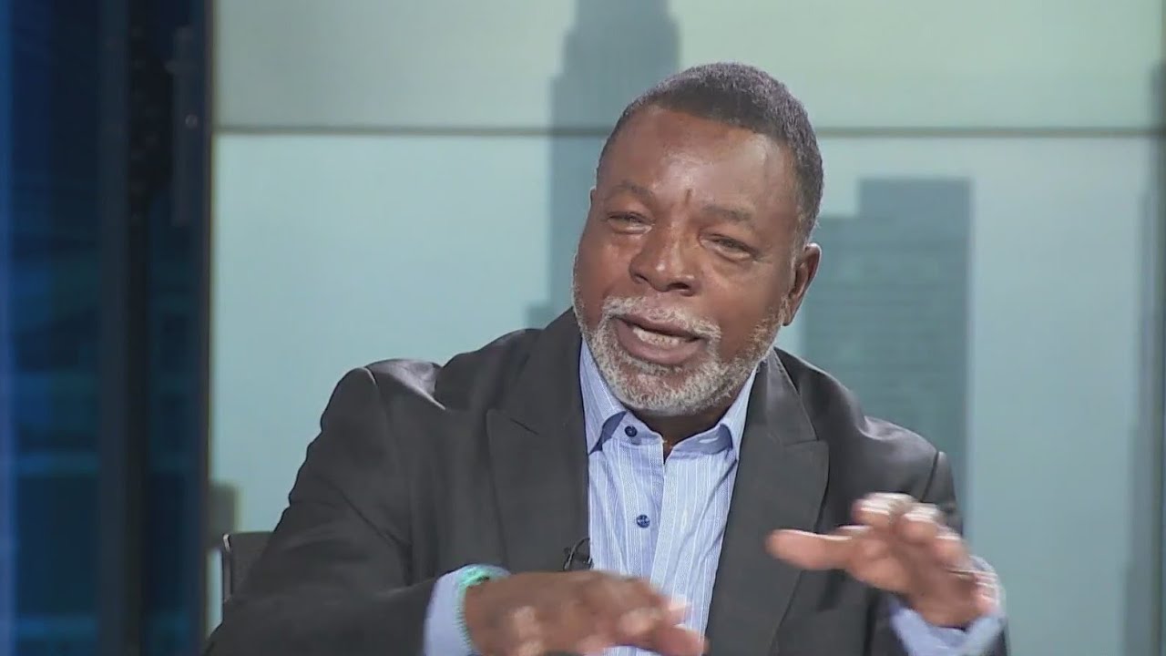 'Rocky' actor Carl Weathers dies at 76 - YouTube