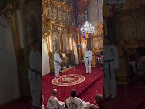 Demonstrație de karate într-o biserică din județul vecin! Enoriașă: „Încă ne mai rabdă Dumnezeu”