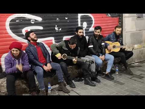 istiklal caddesi kürtçe sokak sanatçıları. Recep göker, Veysel Badak, Nurullah Demirci. HD