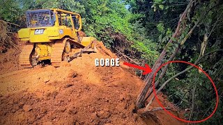 Bulldozer CAT D6R XL Leveling Land and Cutting Slope For Plantation Road Construction