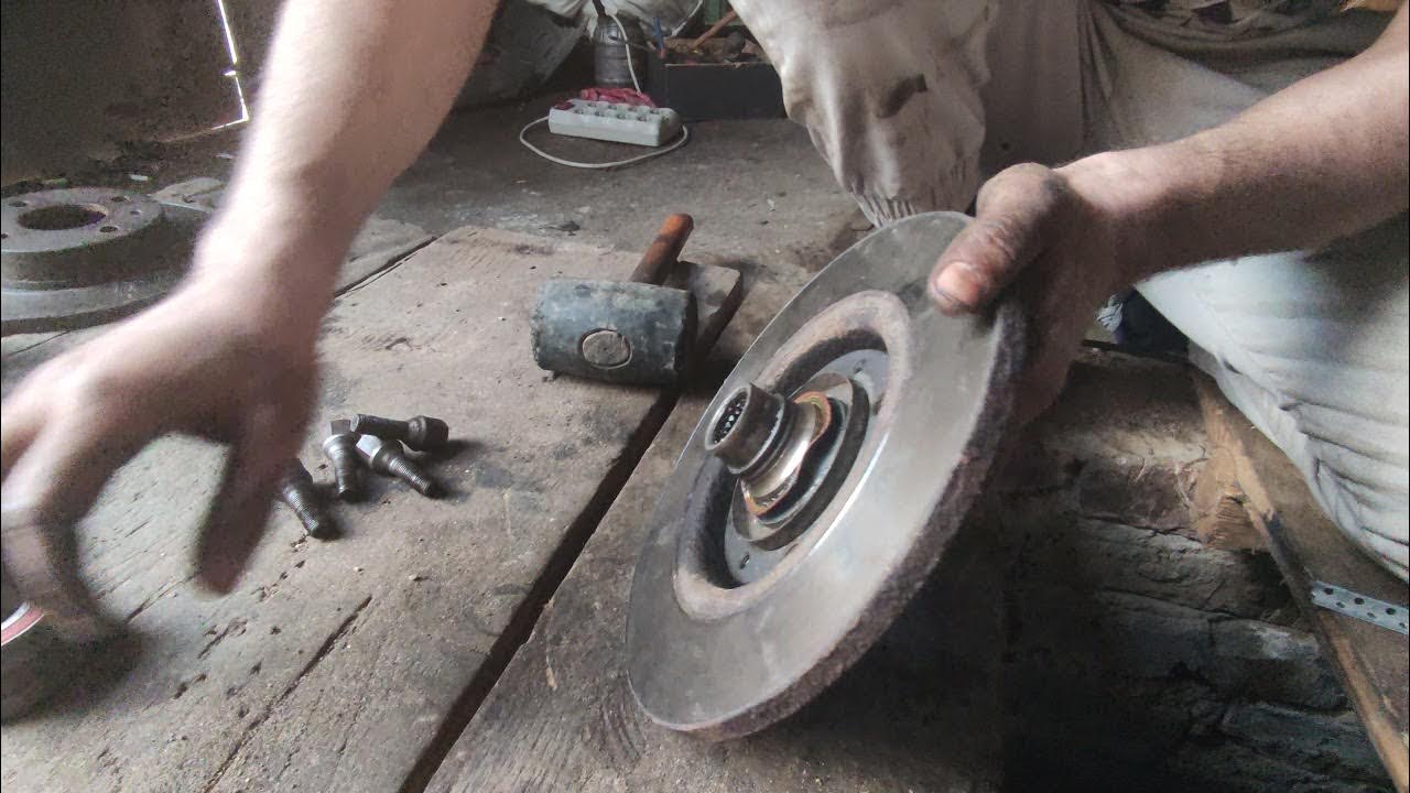 Снятие обоймы подшипника со ступицы. Как выбить обойму со ступицы. Как выбить ступицу. Хендай соната замена переднего ступичного подшипника. Как выбить ступицу.