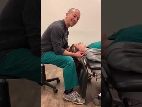 Video: Kaip gydyti galvos skausmą kaukolės apačioje (gimdos kaklelio galvos skausmas)