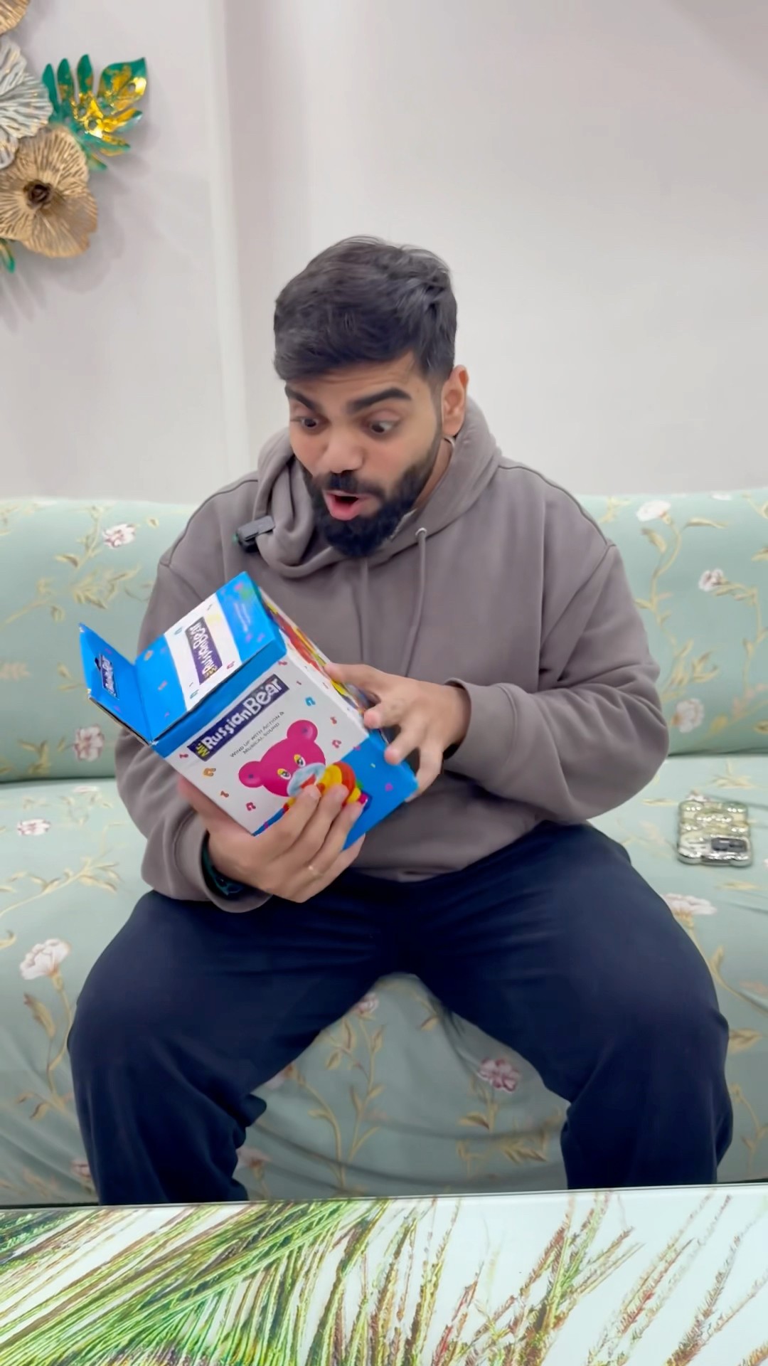 Mummy nai diya gaurav ko gift #shorts #youtubeshorts #gauravaroravlogs