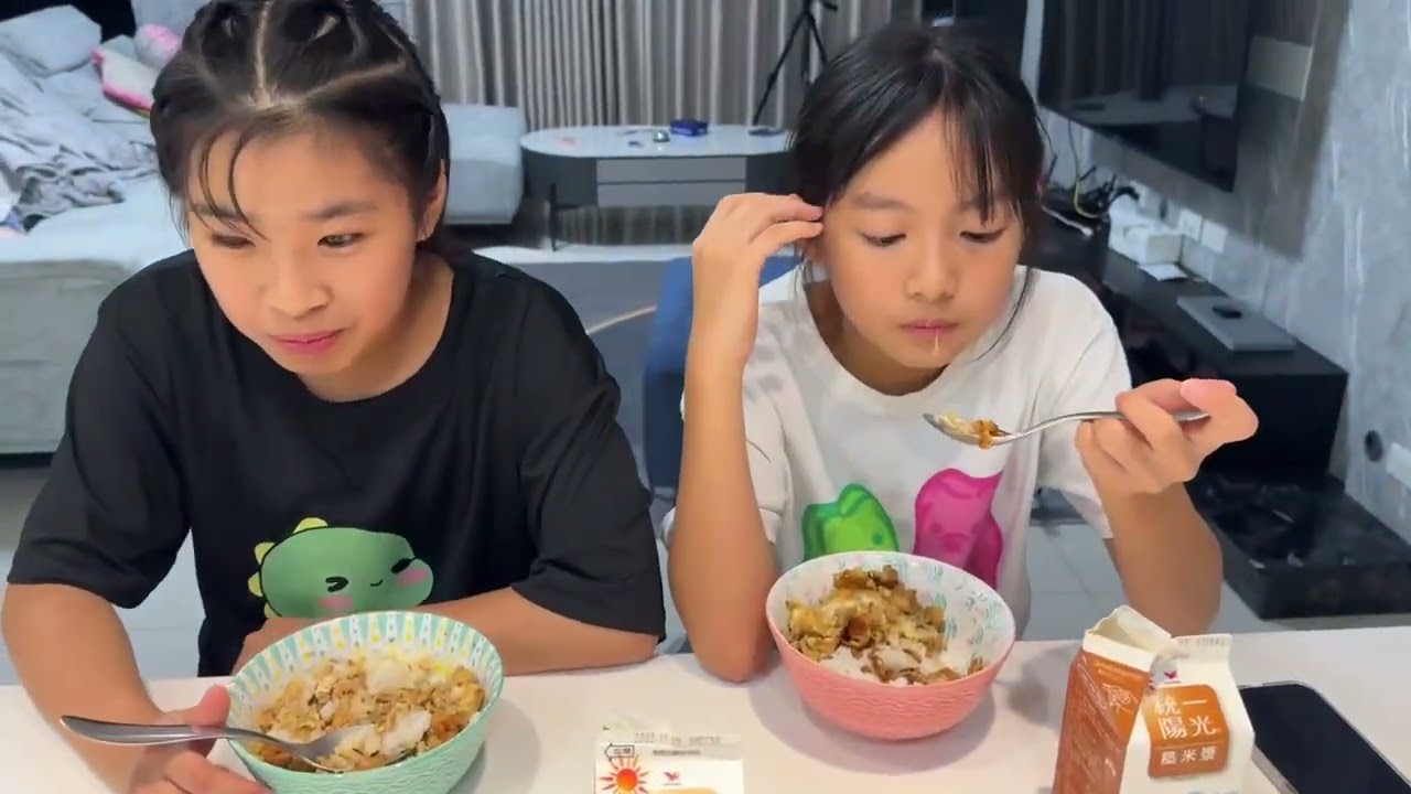 彤彤跟貝貝自己煮晚餐