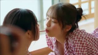 棒状のモノを咥える菊地姫奈と川道さら