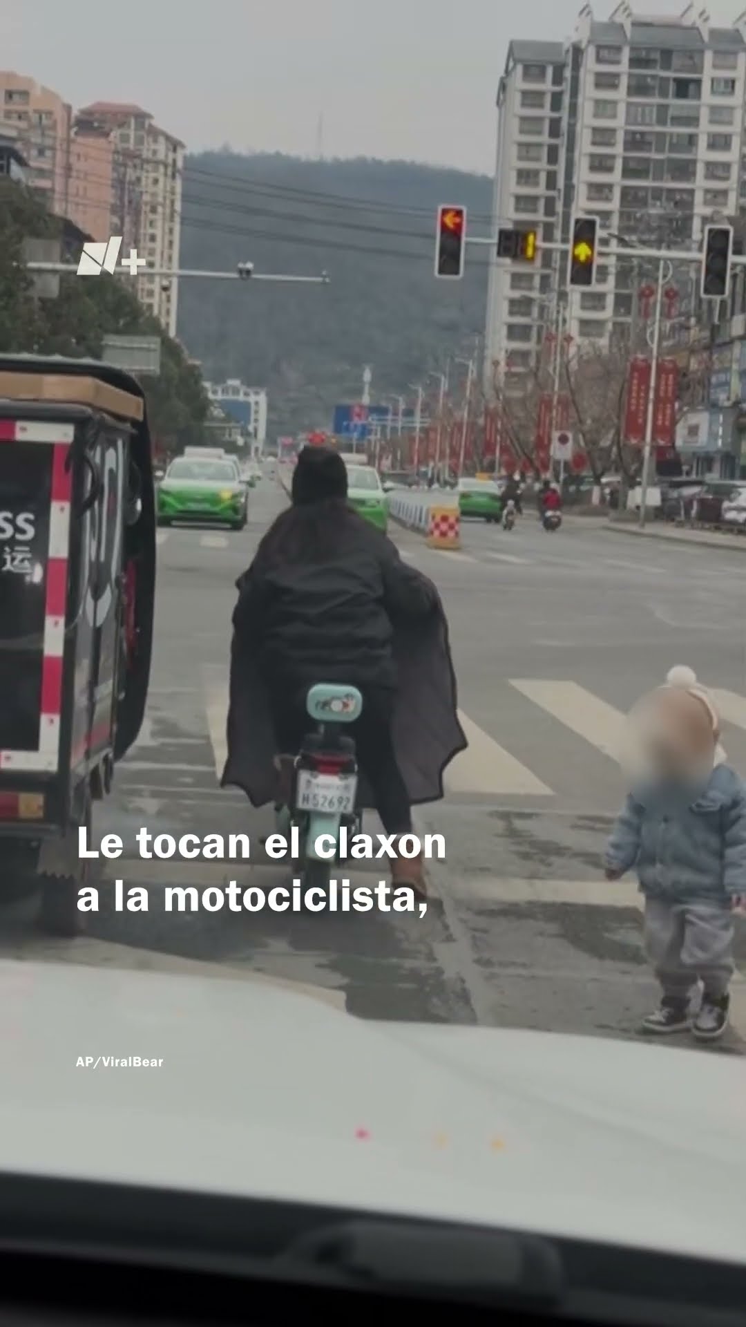 Niño se escapa de moto - N+ #Shorts