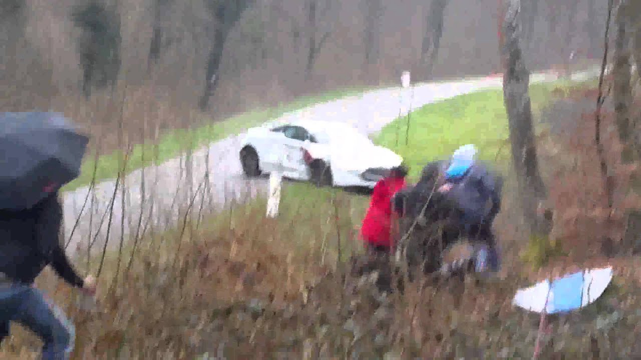 Un auto de Rally casi atropella a los espectadores