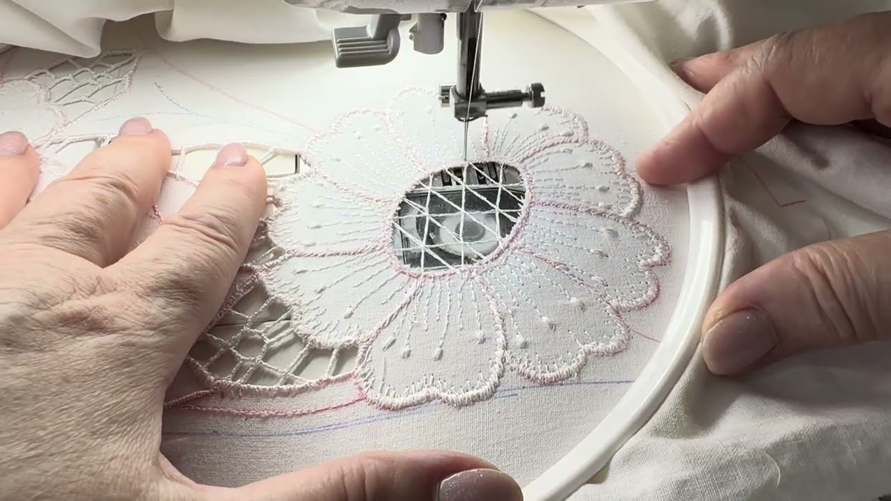 Скатерть с вышивкой в технике ришелье.