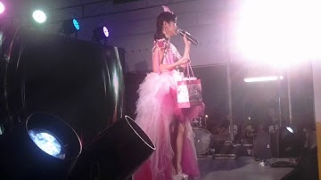 李宝恩 was talking and she sang Hokkien song.