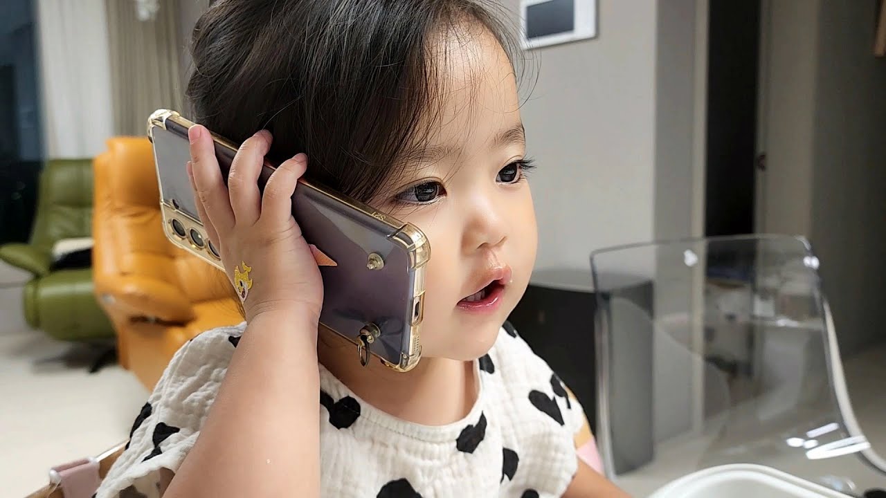 [SUB] 28-месячный ребенок, который может поговорить со своими бабушкой и дедушкой по телефону. 📞