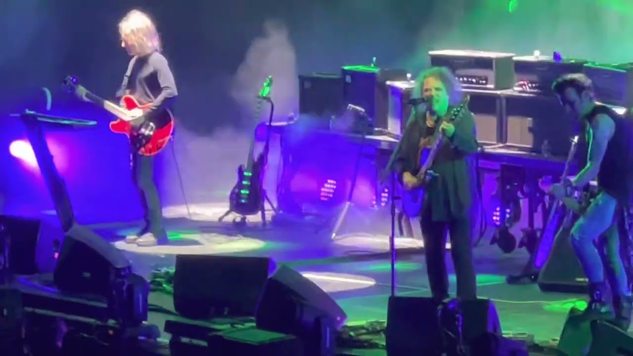 The Cure - Just Like Heaven [LIVE @ HOUSTON TOYOTA CENTER] (Songs of a Lost  World Tour) 