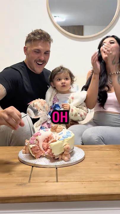 Baby Embarrasses Couple When Doing a Gender Reveal 🍼