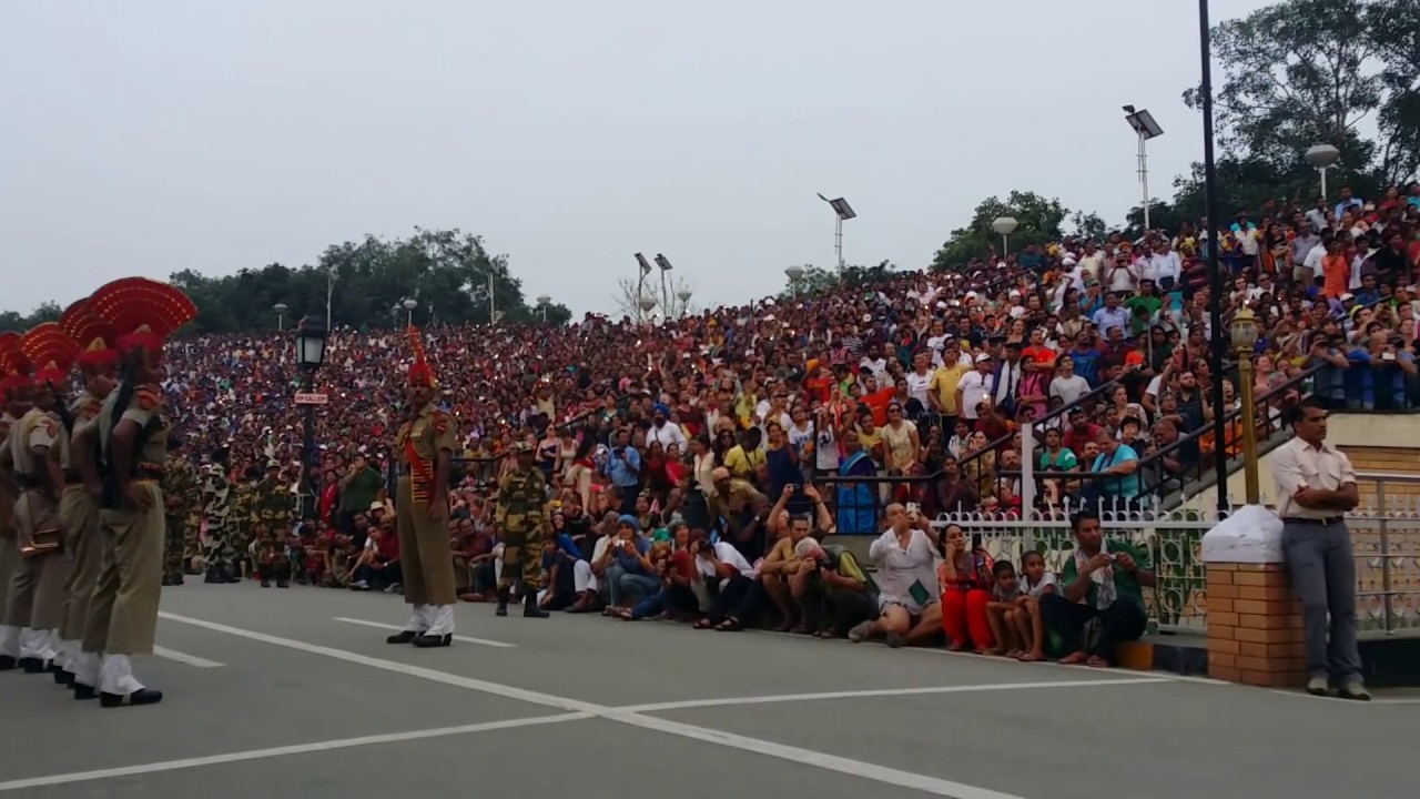 인도, 파키스탄 국경의 유쾌한 국기 하강식을 가다.
