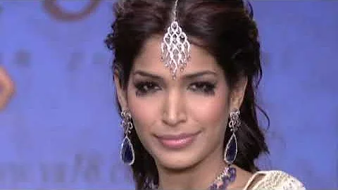 Zarine Khan and Zeenat Aman walks for YS 18 at IIJW 2012