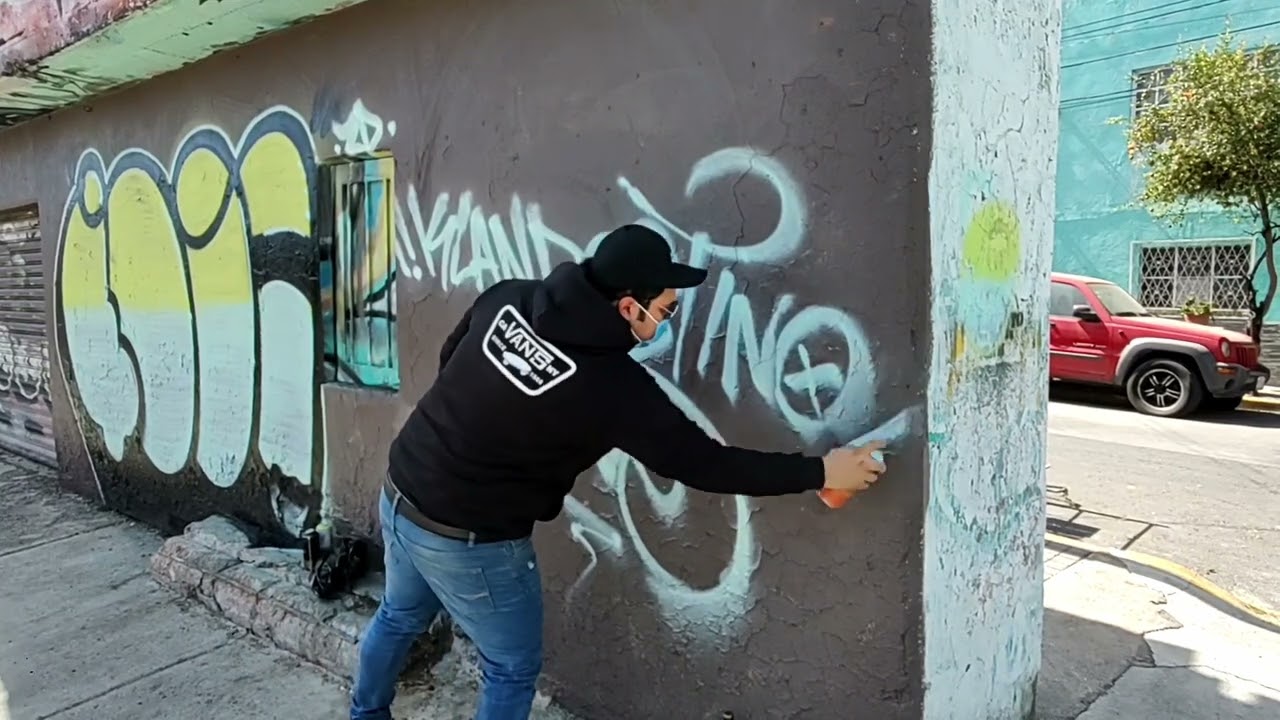 Kool, su estilo único y su gusto por el graffiti ilegal | VIDEO
