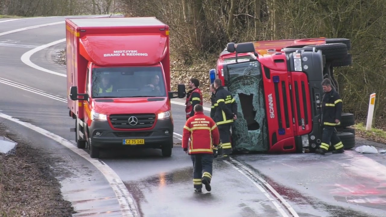 Tankvogn væltede undervejs til bilbrand ved Gråmose