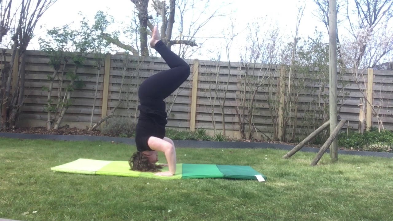 Kopstand oefenen met juf Hanne!