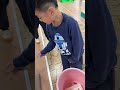カエルにえさやり🐸