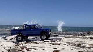 RC4WD Trail Finder 2 - Toyota Hilux white rocks crawling