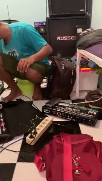 Cindy lagi nyoba gitar baru