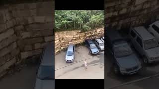 Владивосток стена 🧱 рухнула на припаркованные машины #2025 #рекомендации #стена #Владивосток #авто 🚘