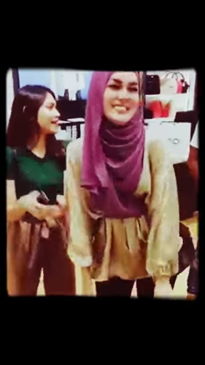 Uqasha Senrose Menari Goyang Punggung dengan Aprena Manrose