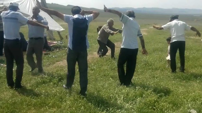 Katta kokrakli chiroyli yalangoch qizlar