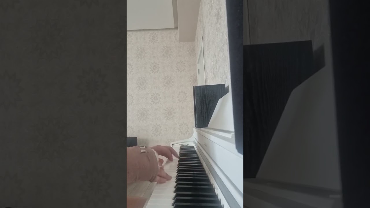 playing piano with a broken arm 