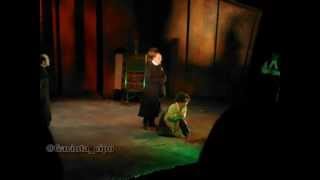 Escena de Tituba con reverendo Hale y Abigail (Brujas de Salem)