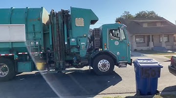 Peterbilt 320 Octo ASL collecting yard waste 36797