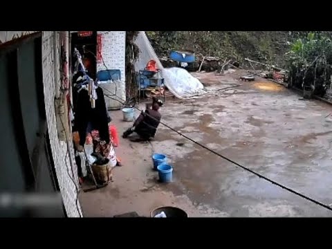 失明30年老人独自在家摔倒，孙子：在监控看到，一瞬间大脑空白