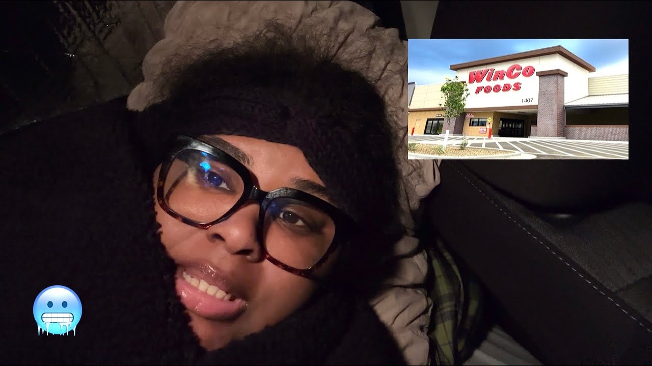 Холодная зимняя парковка возле продуктового магазина, где нет отопления