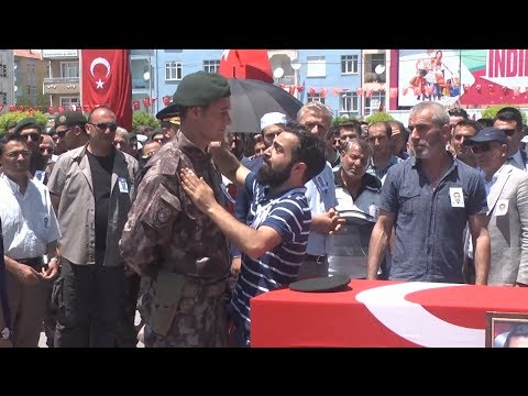 Şehit cenazesinde polisin gözyaşlarını sildiler